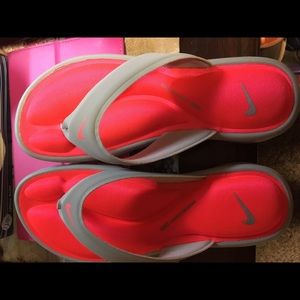 New Nike women’s sandals
